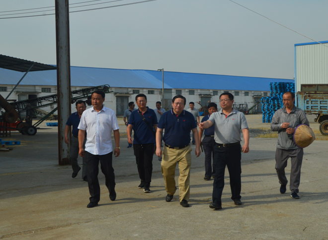 皖墾種業(yè)黨委書(shū)記、董事長(zhǎng)陳軍蒞臨天長(zhǎng)分公司調(diào)研指導(dǎo)午收工作